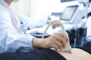 diagnostic medical sonographer salary: technician doing sonogram